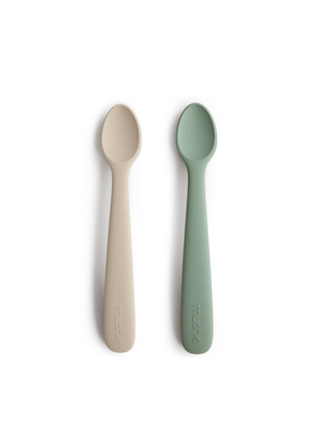 Kit com Duas Colheres de Silicone Verde e Areia Mushie