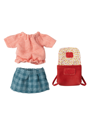 Kit Pelúcia Ratinha Irmã Mais Velha Com Mochila Vermelha E Conjunto Blusa E Saia Maileg
