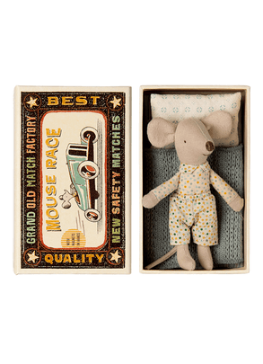 Kit Pelúcia Ratinho Irmão Mais Novo Conjunto Blusa E Bermuda Com Caixa De Fósforo Maileg