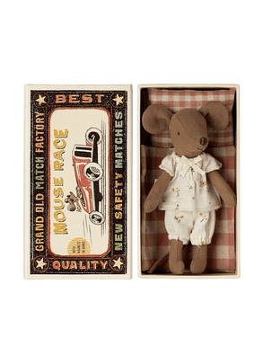 Kit Pelúcia Ratinha Irmã Mais Velha Com Pijama Com Caixa De Fósforo Maileg